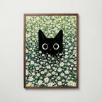 Cat in Green Grass Poster – svart katt bland vita prästkragar i valnötsram, konst från Bozetto
