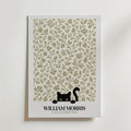 Cat in the Bramble William Morris Poster – svart katt bland William Morris björnbärsmönster i salviagrön