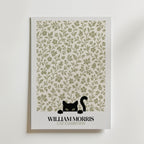 Cat in the Bramble William Morris Poster – svart katt bland William Morris björnbärsmönster i salviagrön