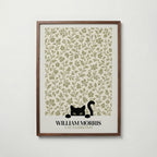 Cat in the Bramble William Morris Poster – svart katt bland William Morris björnbärsmönster i salviagrön