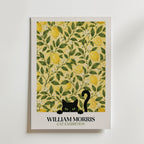 Cat in the Lemon Grove William Morris Poster – svart katt bland William Morris citronträdsmönster i gult