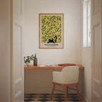 Cat in the Lemon Grove William Morris Poster – svart katt bland William Morris citronträdsmönster i gult