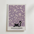 Cat in the Peony William Morris Poster – svart katt bland William Morris pionmönster i lavendelton