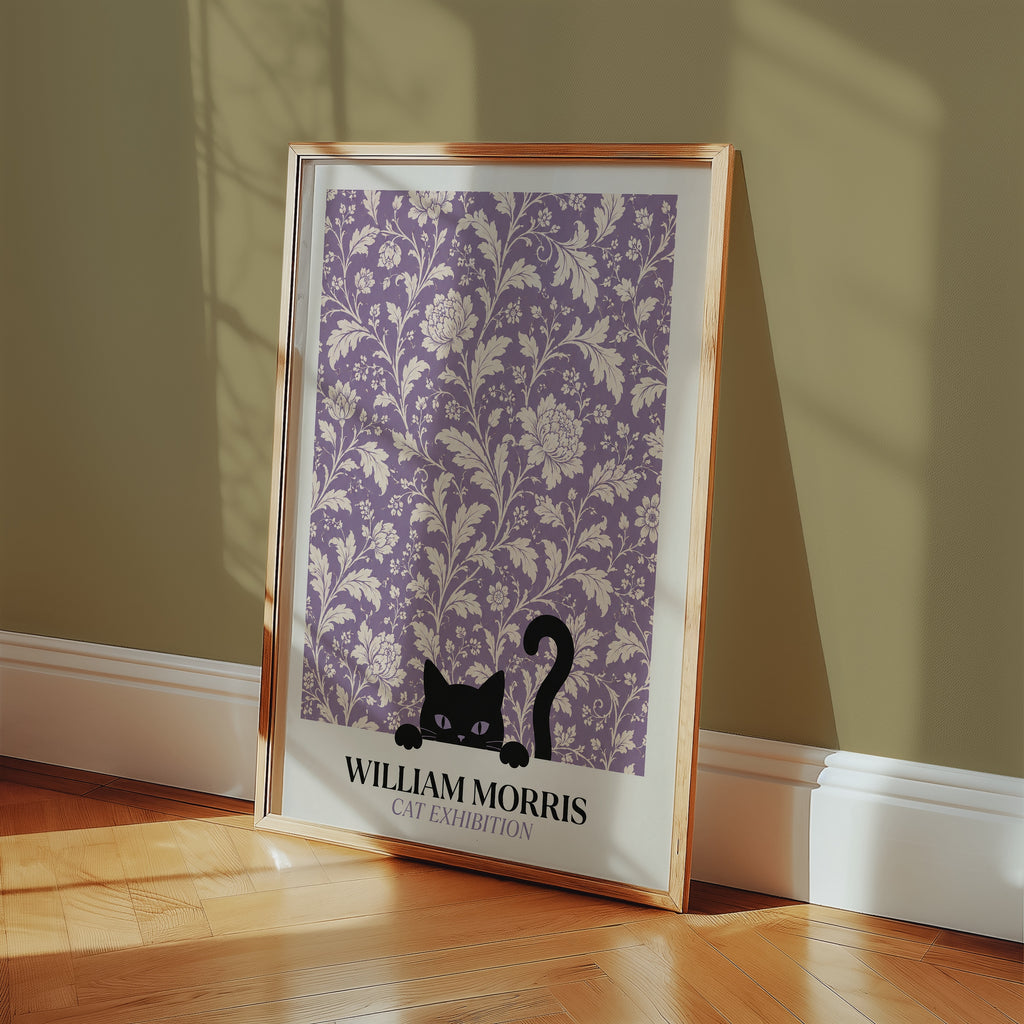 Cat in the Peony William Morris Poster – svart katt bland William Morris pionmönster i lavendelton