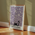 Cat in the Peony William Morris Poster – svart katt bland William Morris pionmönster i lavendelton