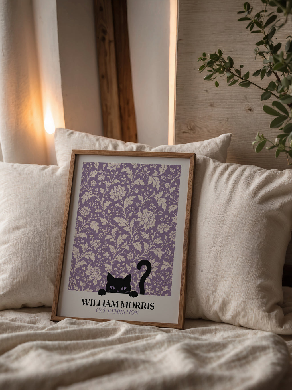Cat in the Peony William Morris Poster – svart katt bland William Morris pionmönster i lavendelton