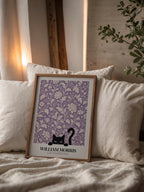 Cat in the Peony William Morris Poster – svart katt bland William Morris pionmönster i lavendelton