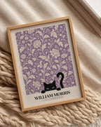 Cat in the Peony William Morris Poster – svart katt bland William Morris pionmönster i lavendelton
