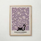 Cat in the Peony William Morris Poster – svart katt bland William Morris pionmönster i lavendelton