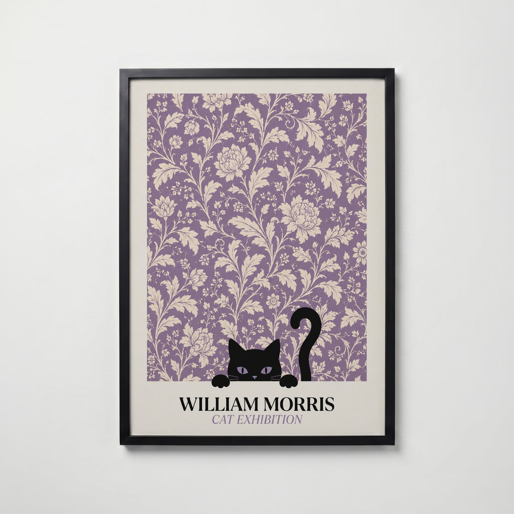 Cat in the Peony William Morris Poster – svart katt bland William Morris pionmönster i lavendelton