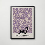 Cat in the Peony William Morris Poster – svart katt bland William Morris pionmönster i lavendelton