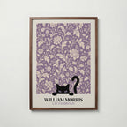 Cat in the Peony William Morris Poster – svart katt bland William Morris pionmönster i lavendelton
