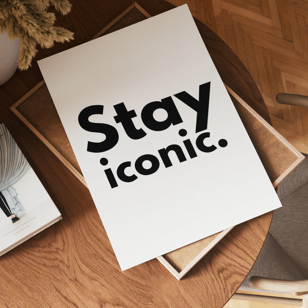 Stay Iconic poster visad rakt fram – Bozetto affisch i hög tryckkvalitet i hög tryckkvalitet