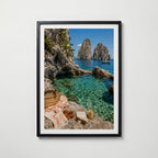 Marco Ricci Faraglioni Capri Poster – de ikoniska klippformationerna Faraglioni utanför Capris kust