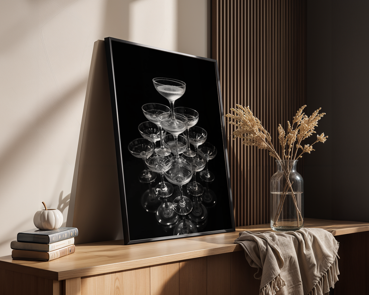 Mockup av Champagne Glas Pyramid No.2 affisch på vägg – köp enkelt hos Bozetto i hög kvalitet