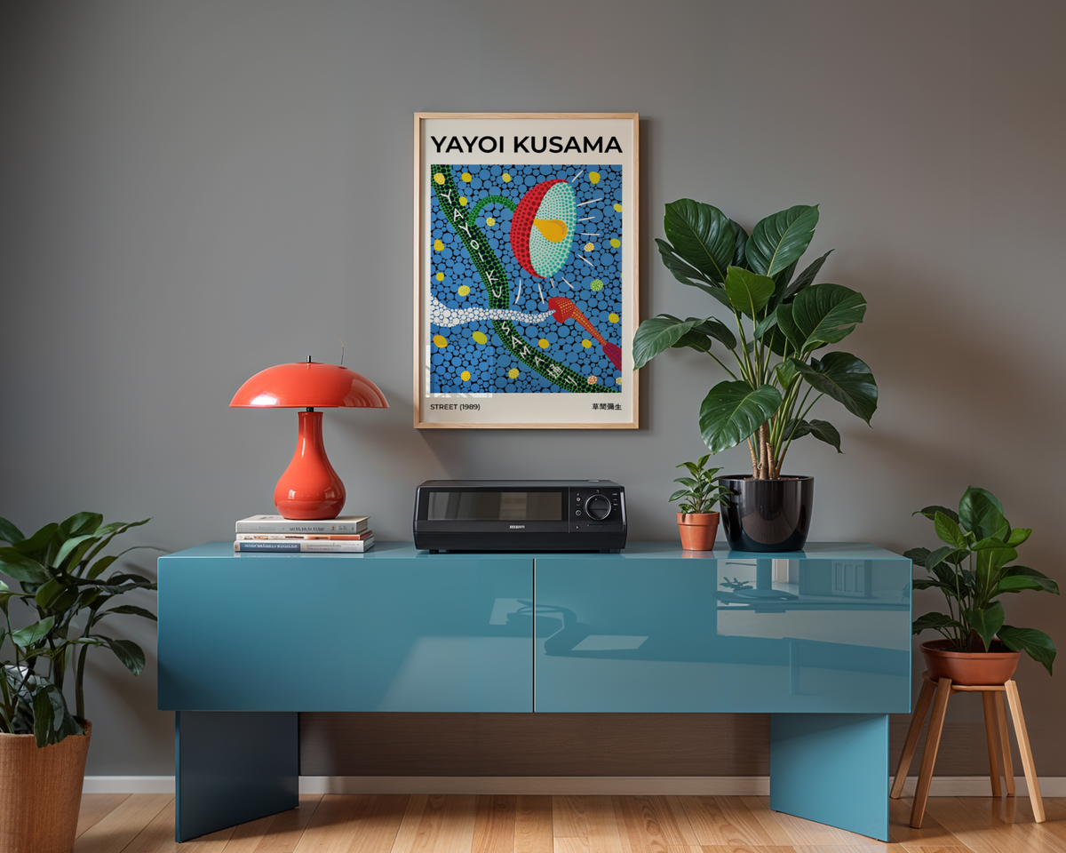 Mockup av Yayoi Kusama Streets 1989 affisch på vägg – köp enkelt hos Bozetto i hög kvalitet