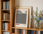 Yayoi Kusama Abstract Dots poster visualiserad på vägg – från Bozetto i hög kvalitet