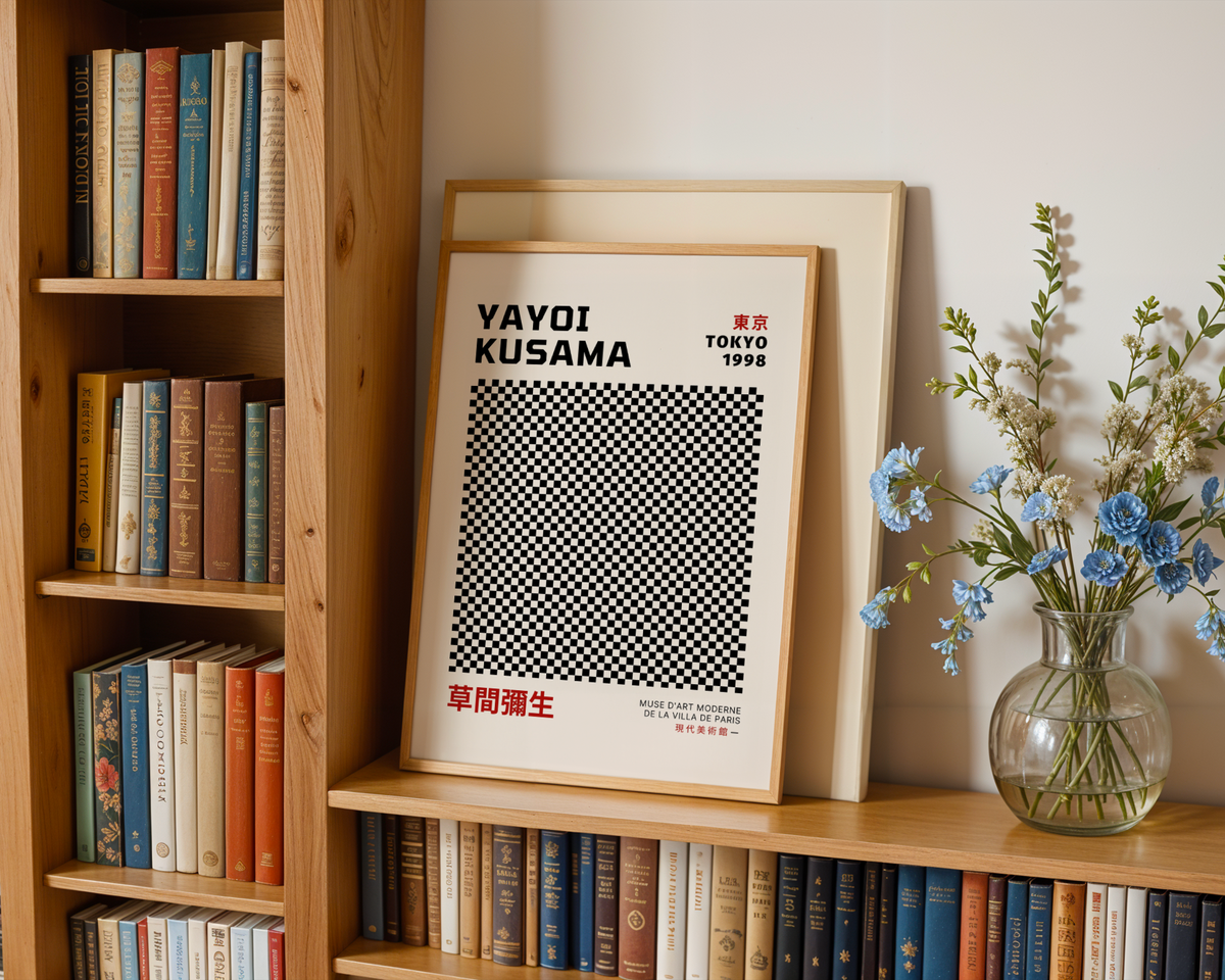 Yayoi Kusama Abstract Dots poster visualiserad på vägg – från Bozetto i hög kvalitet