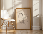 Mockup av Silent Intimacy affisch på vägg – köp enkelt hos Bozetto i hög kvalitet