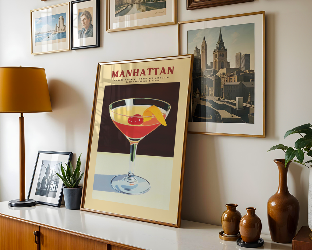 Mockup av Manhattan Drink affisch på vägg – köp enkelt hos Bozetto i hög kvalitet