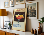 Mockup av Manhattan Drink affisch på vägg – köp enkelt hos Bozetto i hög kvalitet