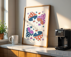 Mockup av Purple Mushroom Harmony affisch på vägg – köp enkelt hos Bozetto i hög kvalitet