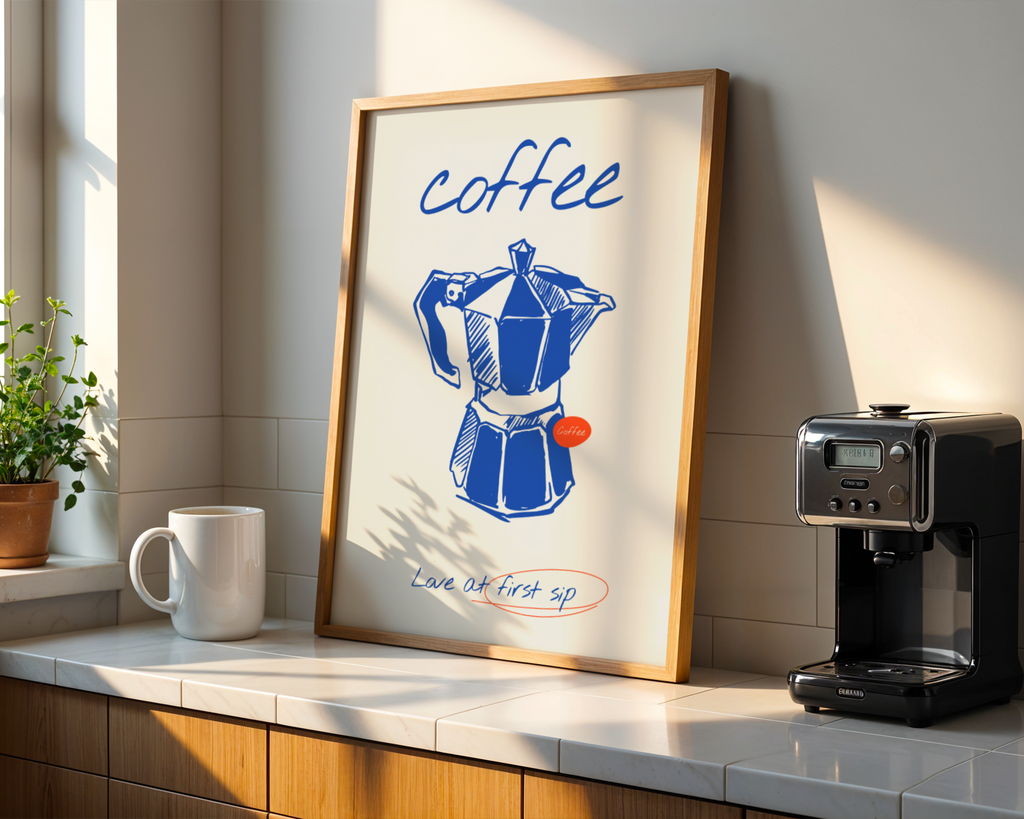Mockup av Love At First Coffee Sip affisch på vägg – köp enkelt hos Bozetto i hög kvalitet