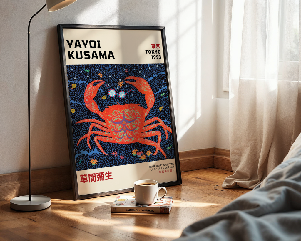 Mockup av Yayoi Kusama Cosmic Crab affisch på vägg – köp enkelt hos Bozetto i hög kvalitet