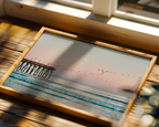 Mockup av Pastel Pier Horizon affisch på vägg – köp enkelt hos Bozetto i hög kvalitet