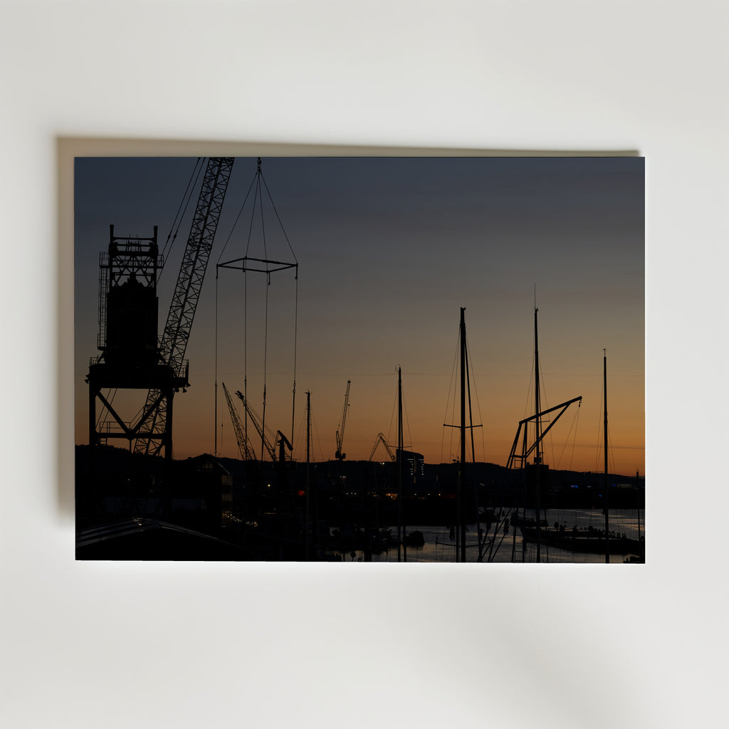 God morgon Göteborg Poster – hamnens kransilhuetter i bärnstensgult gryningsljus