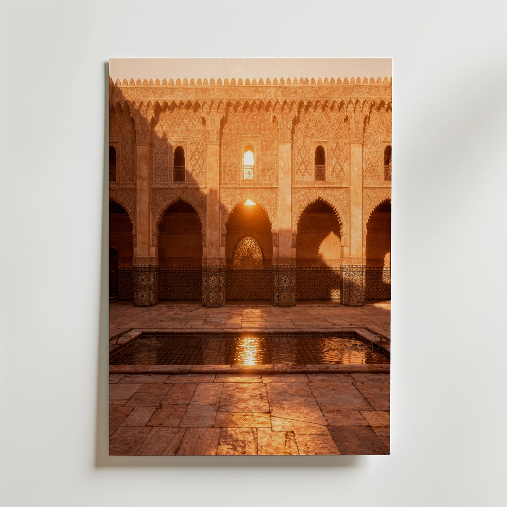 Golden Courtyard Poster – marockansk innergård med ornamenterade valv och reflekterande vattenspegel