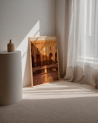 Golden Courtyard Poster i rumskomposition med ekram