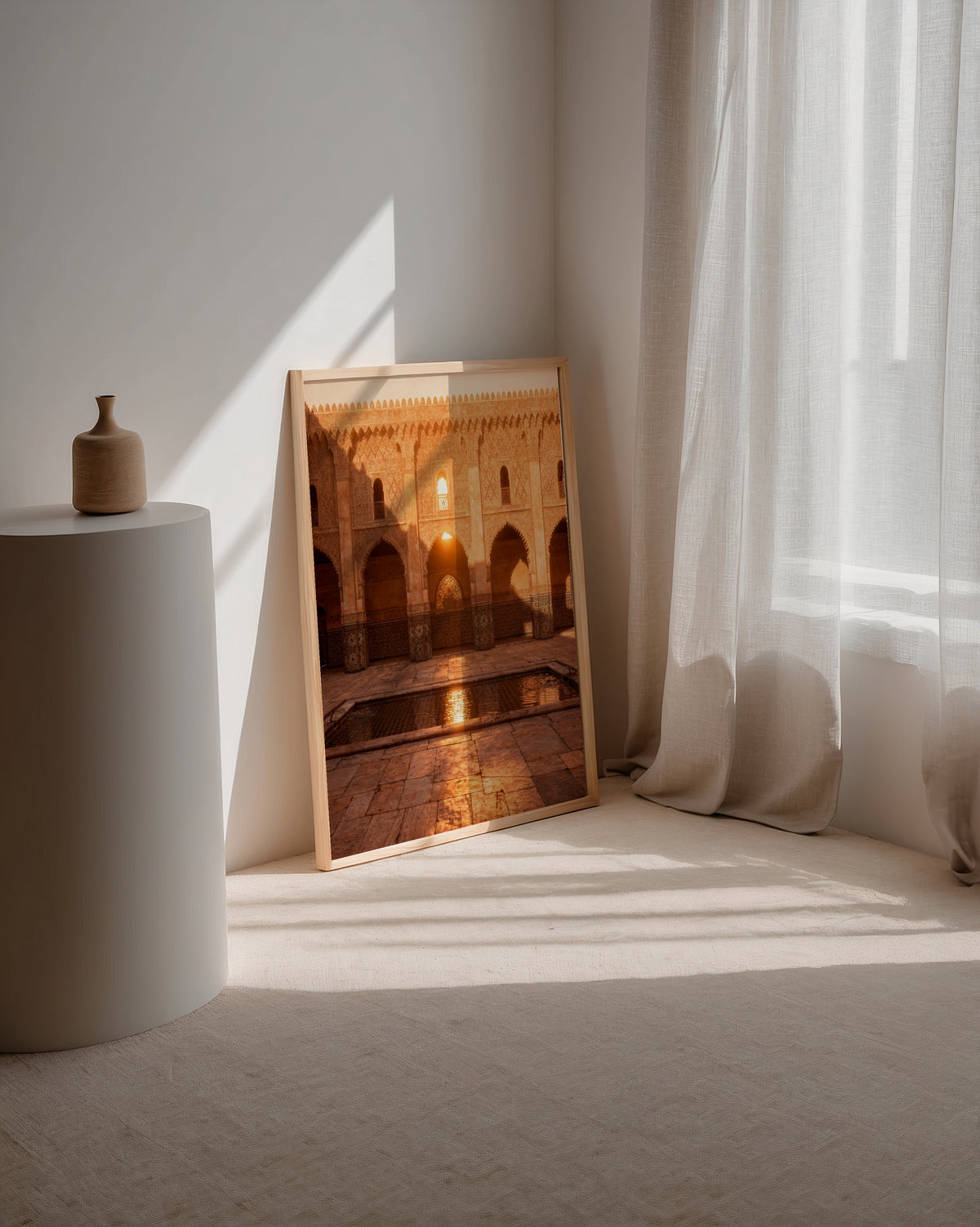 Golden Courtyard Poster i rumskomposition med ekram
