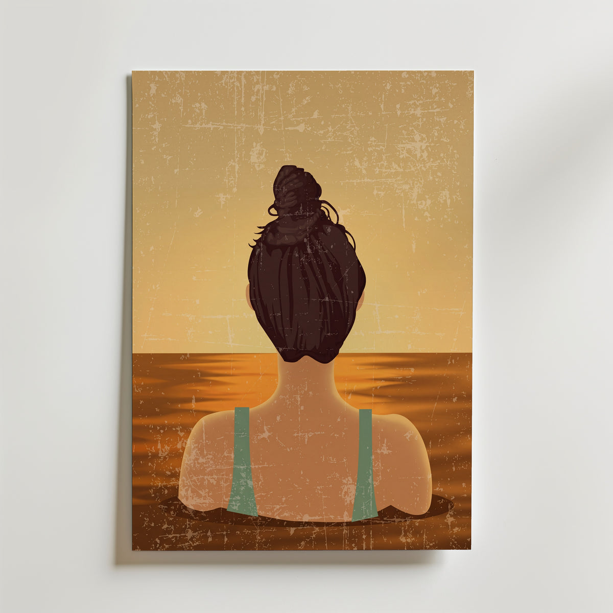 Golden Horizon Poster – kvinna bakifrån blickar mot solnedgångens guldglödande hav