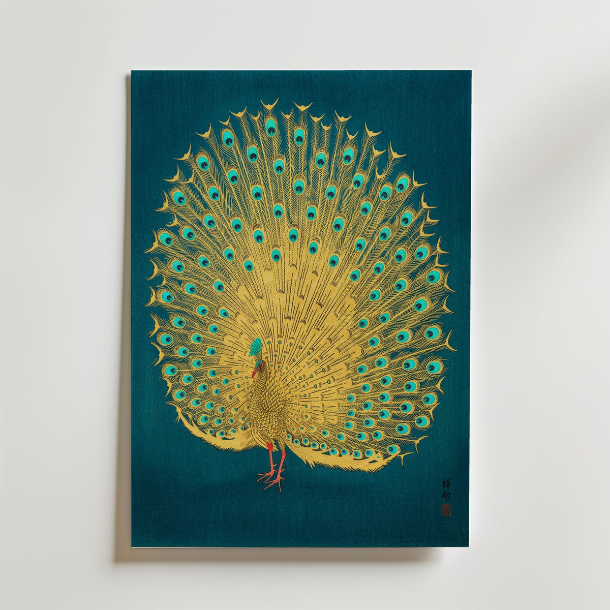 Golden Peacock Poster – guldpåfågel med utbredd svansdräkt mot petrolblå bakgrund i japansk stil
