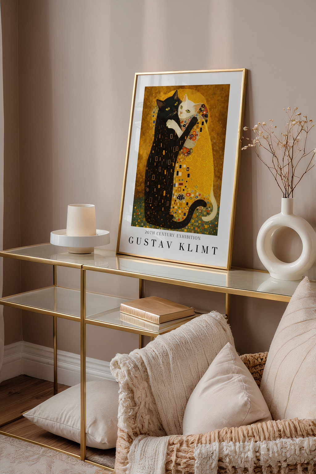 Mockup av Gustav Klimt Golden Embrace affisch på vägg – köp enkelt hos Bozetto i hög kvalitet