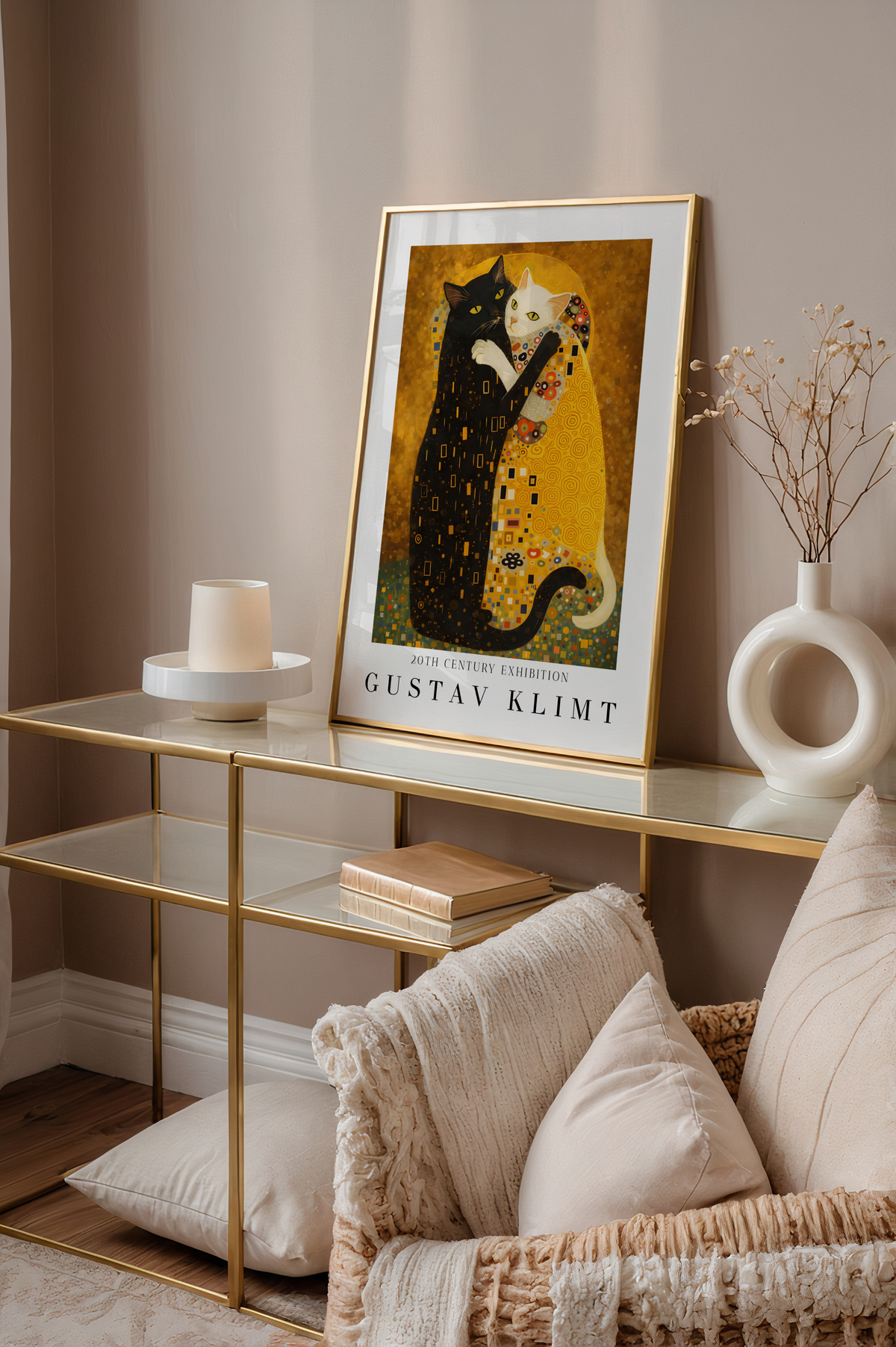 Mockup av Gustav Klimt Golden Embrace affisch på vägg – köp enkelt hos Bozetto i hög kvalitet