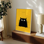 Good Morning Poster – lurvig svart katt på gul bakgrund ovanför soffan i hemmiljö, konsttryck från Bozetto