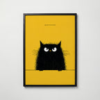 Good Morning Poster – lurvig svart katt på gul bakgrund i svart ram, tryckt i Sverige