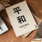 Heiwa Peace poster visad rakt fram – Bozetto affisch i hög tryckkvalitet i hög tryckkvalitet
