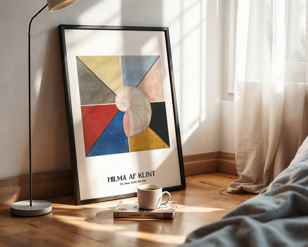Hilma af Klint The Swan poster visualiserad på vägg – från Bozetto i hög kvalitet
