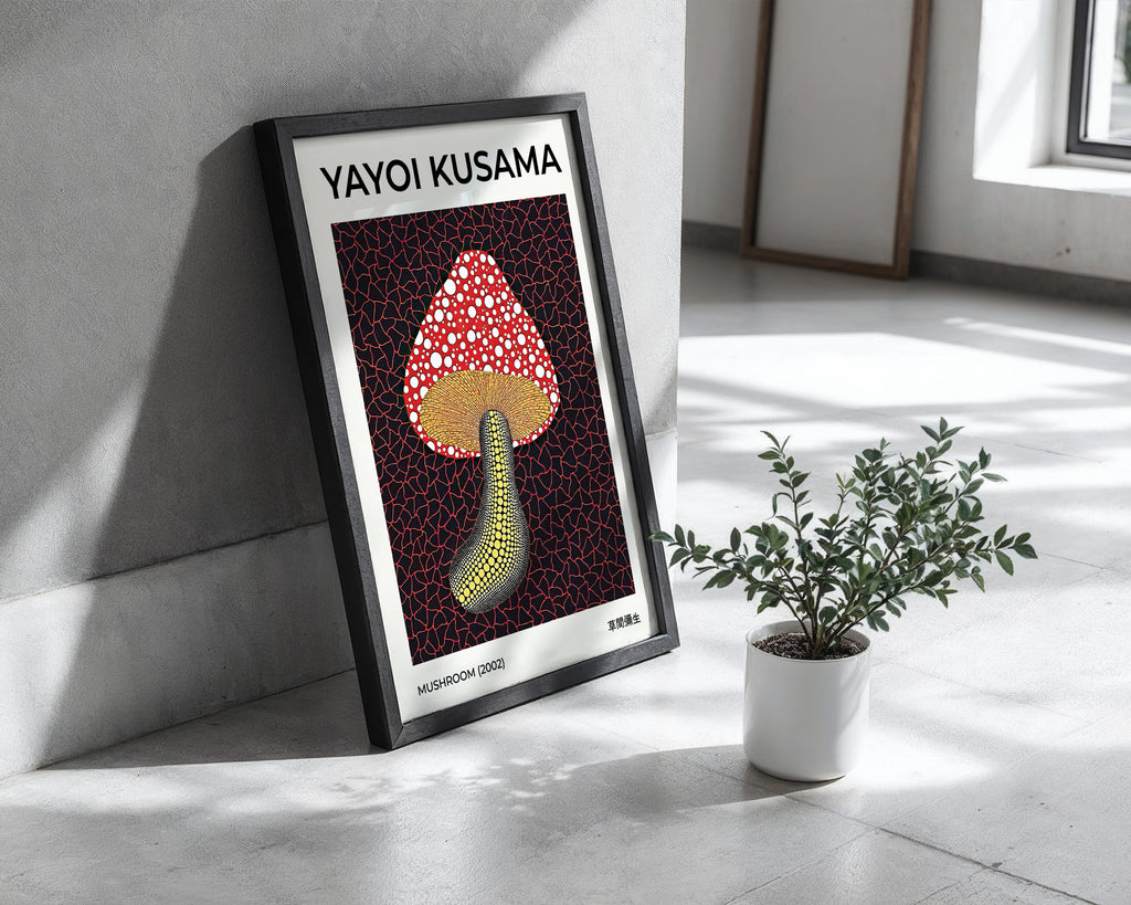 Yayoi Kusama Mushroom 2002 poster visualiserad på vägg – från Bozetto i hög kvalitet