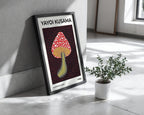Yayoi Kusama Mushroom 2002 poster visualiserad på vägg – från Bozetto i hög kvalitet