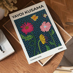 Yayoi Kusama Flowers poster visad rakt fram – Bozetto affisch i hög tryckkvalitet