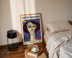 Yayoi Kusama Self Portrait poster visualiserad på vägg – från Bozetto i hög kvalitet