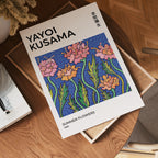 Yayoi Kusama Summer Flowers – affisch med stilfullt motiv från Bozetto i hög kvalitet