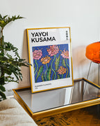 Väggmockup med Yayoi Kusama Summer Flowers – köp enkelt hos Bozetto affisch i hög kvalitet