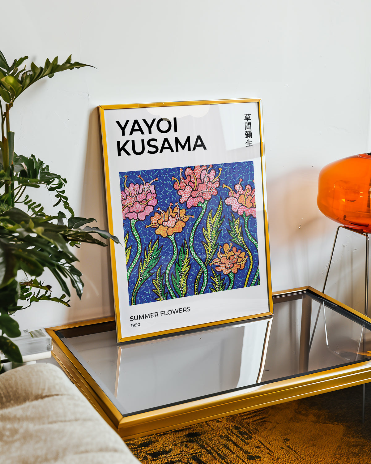 Väggmockup med Yayoi Kusama Summer Flowers – köp enkelt hos Bozetto affisch i hög kvalitet