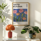 Yayoi Kusama Summer Flowers poster visualiserad på vägg – från Bozetto i hög kvalitet