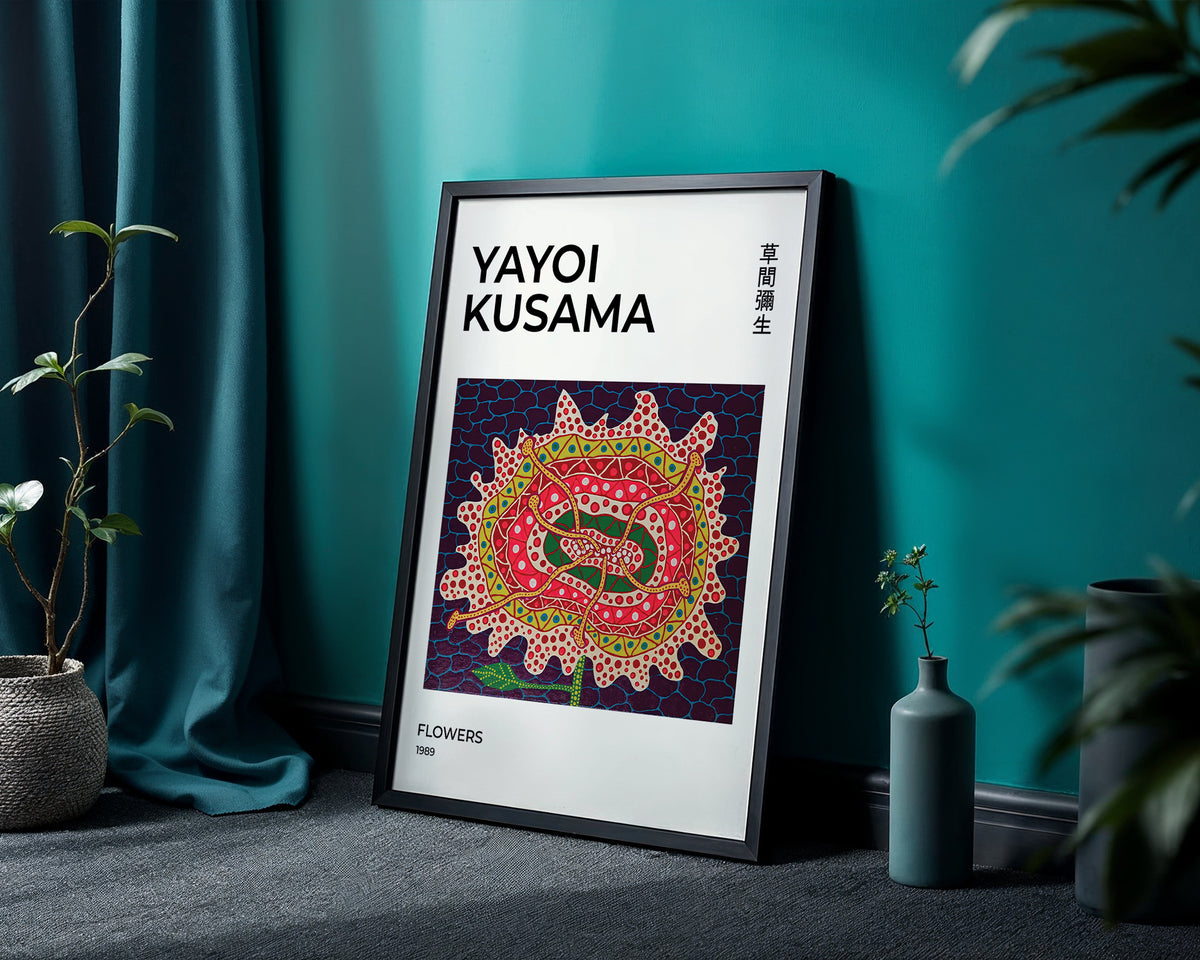 Väggmockup med Yayoi Kusama Flowers 1989 – köp enkelt hos Bozetto affisch i hög kvalitet